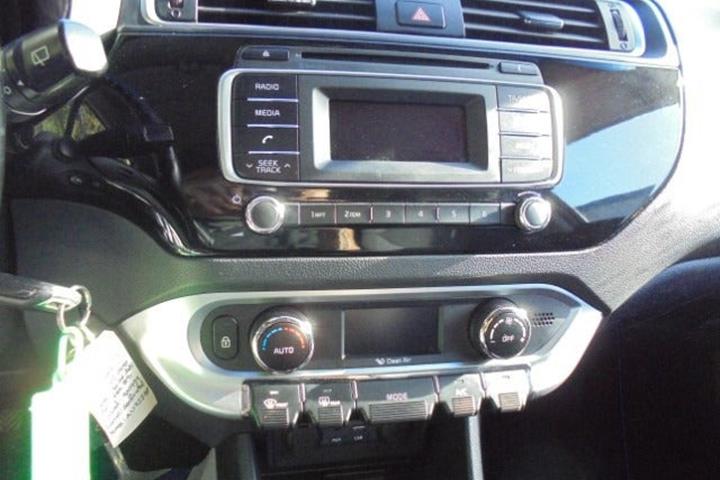 Grå Kia Rio fra 2015