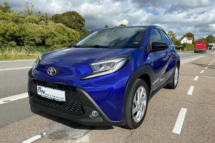 Blå Toyota Aygo X fra 2024 set udefra