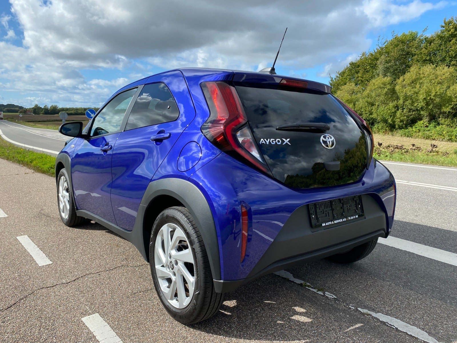 Blå Toyota Aygo X fra 2024