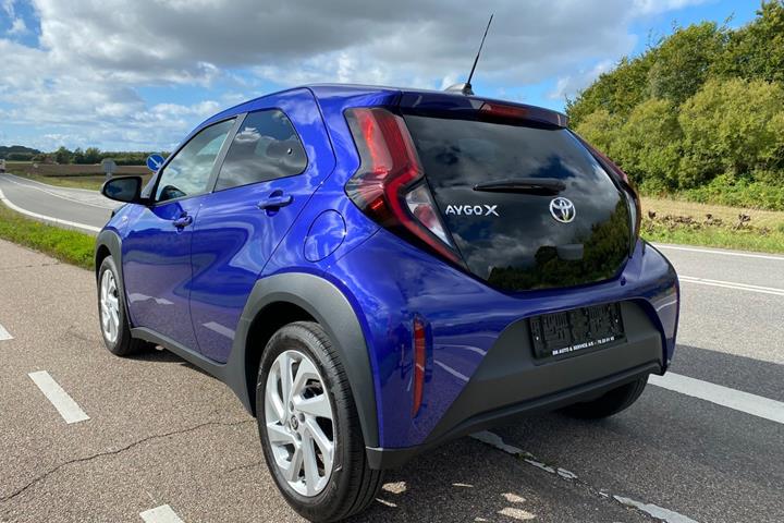Blå Toyota Aygo X fra 2024