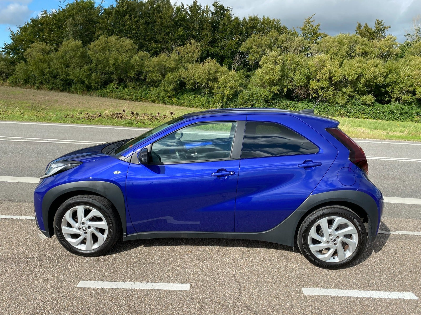 Blå Toyota Aygo X fra 2024