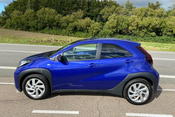 Blå Toyota Aygo X fra 2024