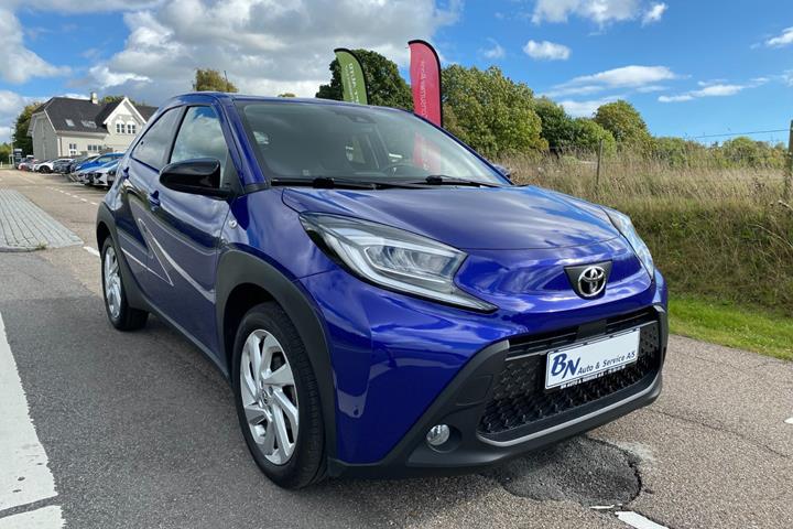 Blå Toyota Aygo X fra 2024