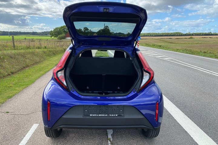 Blå Toyota Aygo X fra 2024