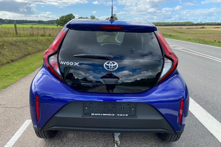 Blå Toyota Aygo X fra 2024