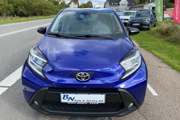 Blå Toyota Aygo X fra 2024