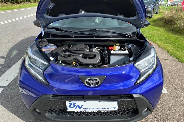 Blå Toyota Aygo X fra 2024