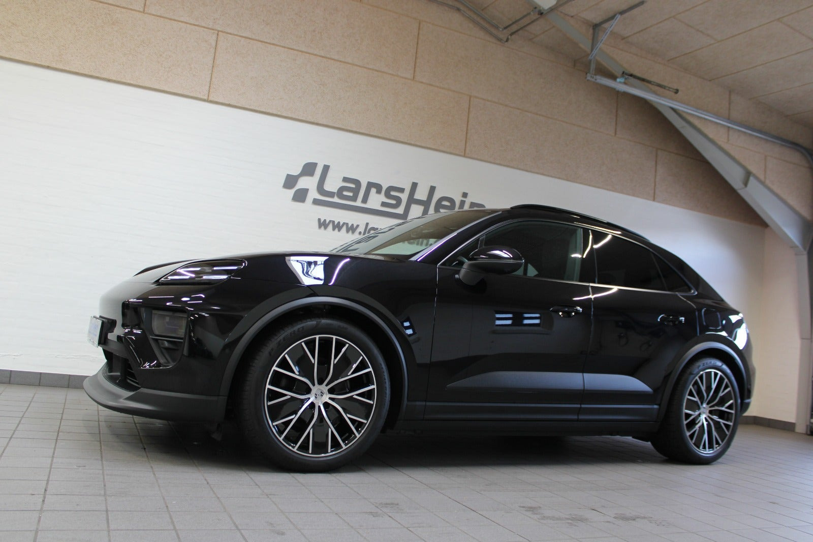 Sort Porsche Macan 4 fra 2025