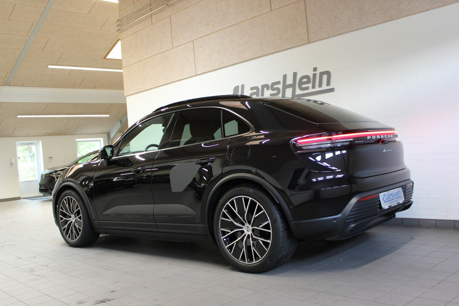 Sort Porsche Macan 4 fra 2025
