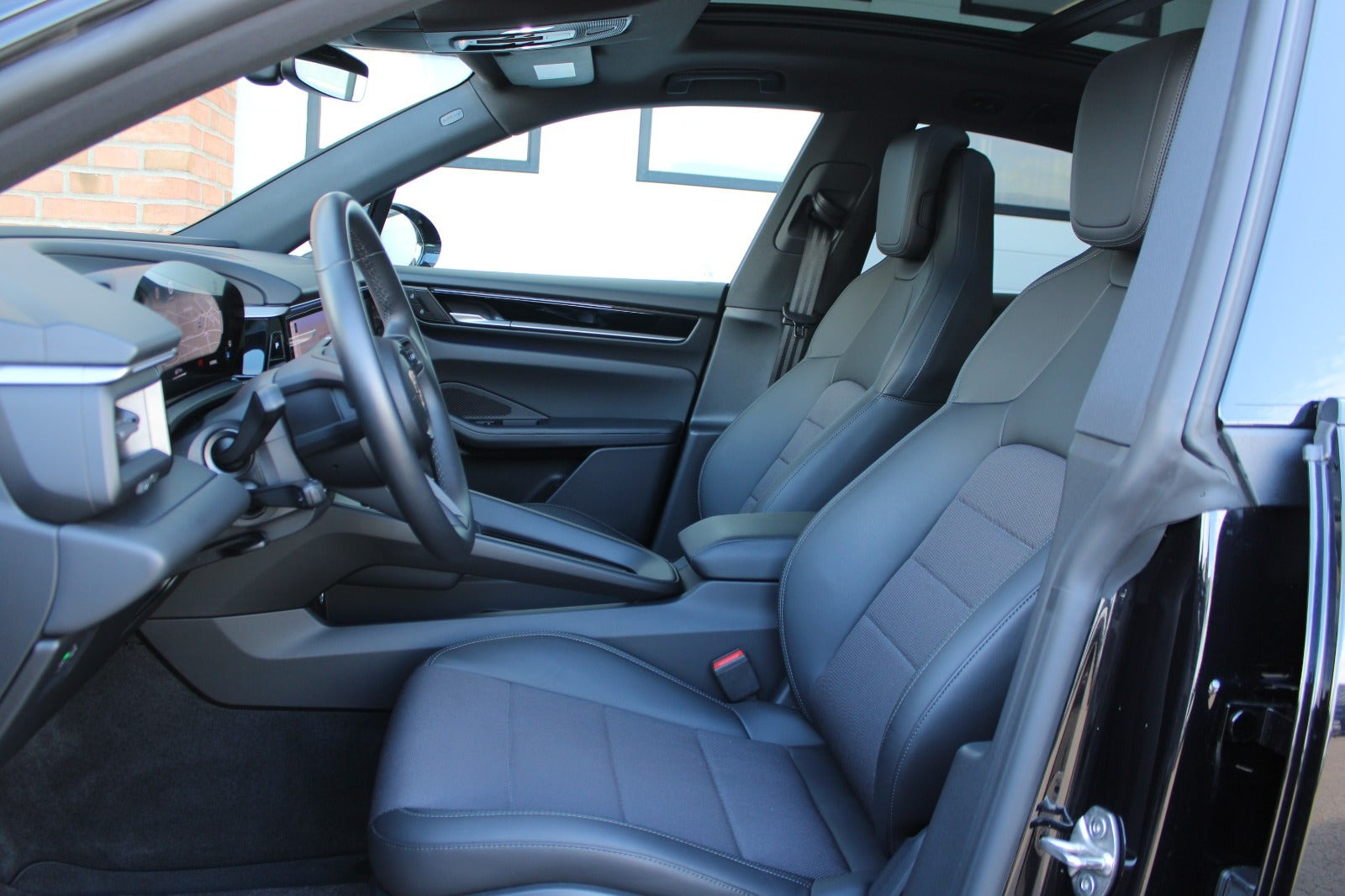 Sort Porsche Macan 4 fra 2025