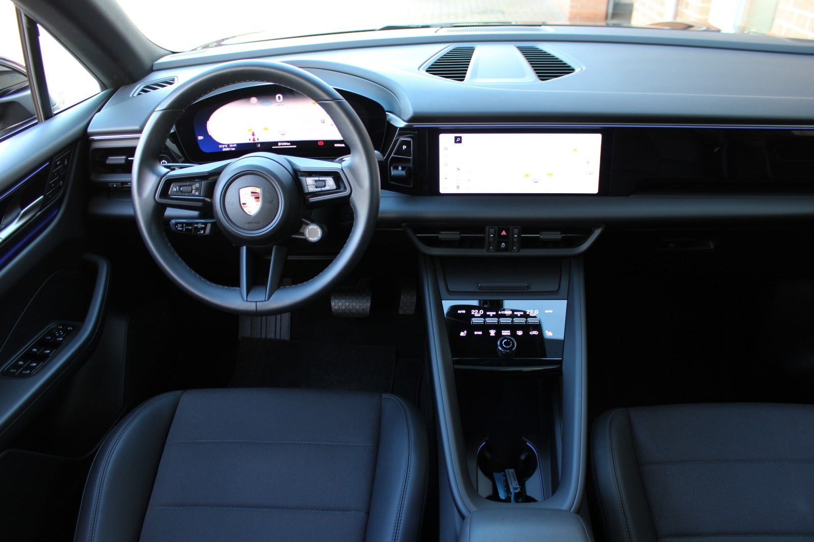 Sort Porsche Macan 4 fra 2025