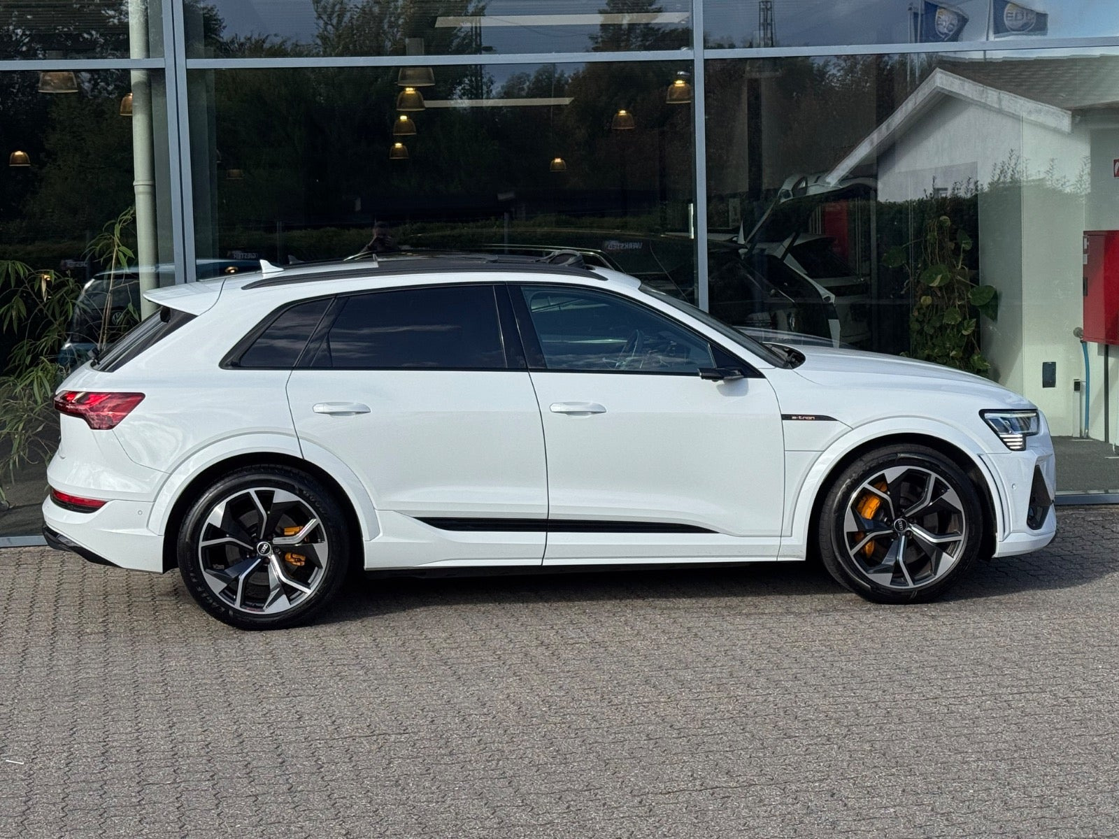Hvid Audi e-tron S fra 2021