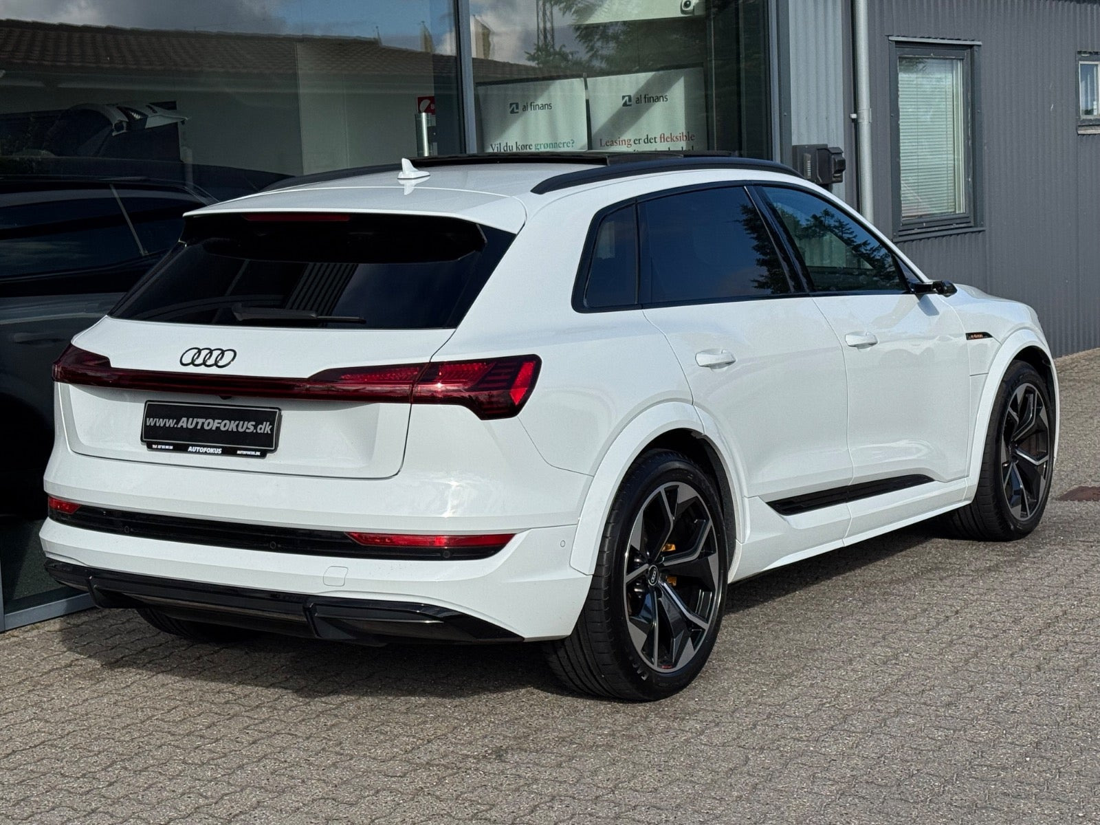 Hvid Audi e-tron S fra 2021