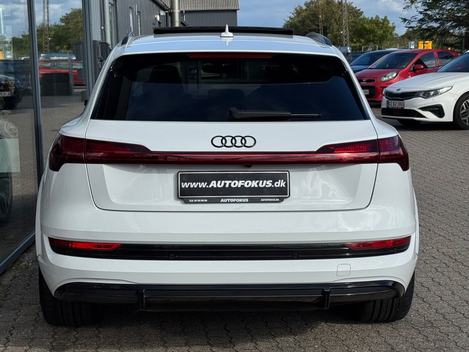 Hvid Audi e-tron S fra 2021