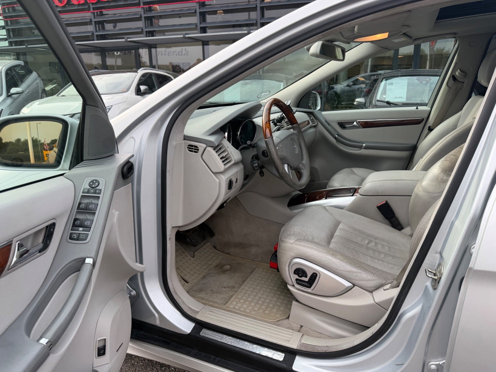 Sølv Mercedes R500 fra 2006