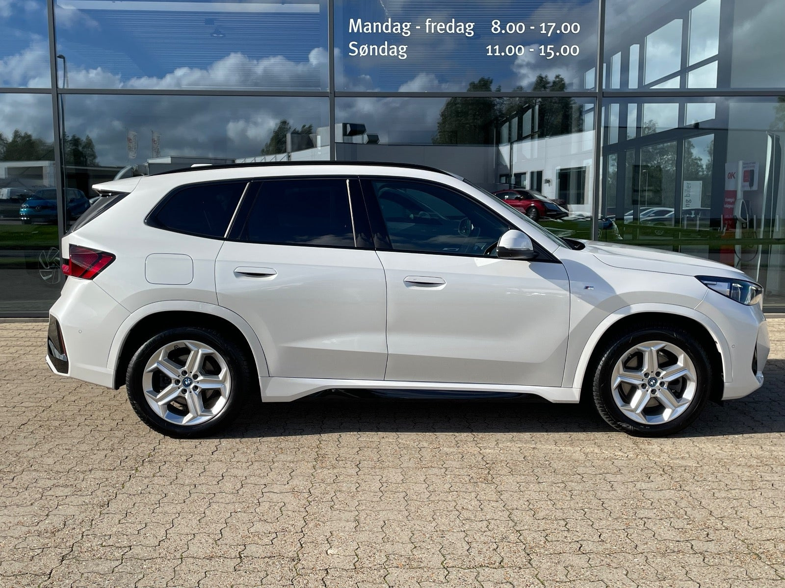Hvid BMW iX1 fra 2025