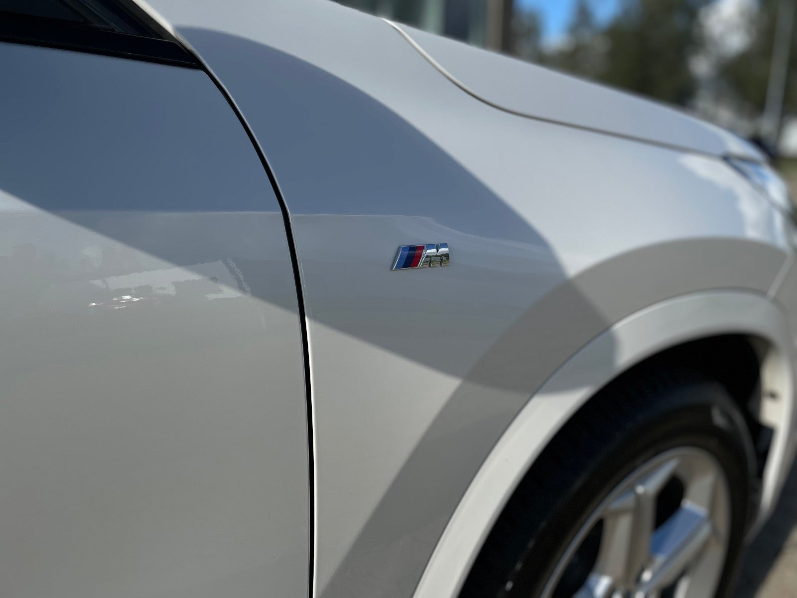 Hvid BMW iX1 fra 2025