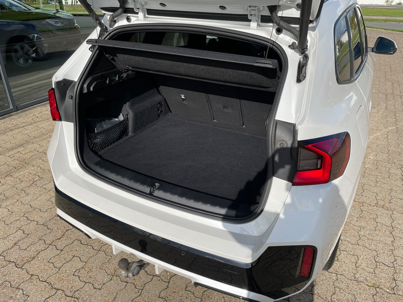 Hvid BMW iX1 fra 2025