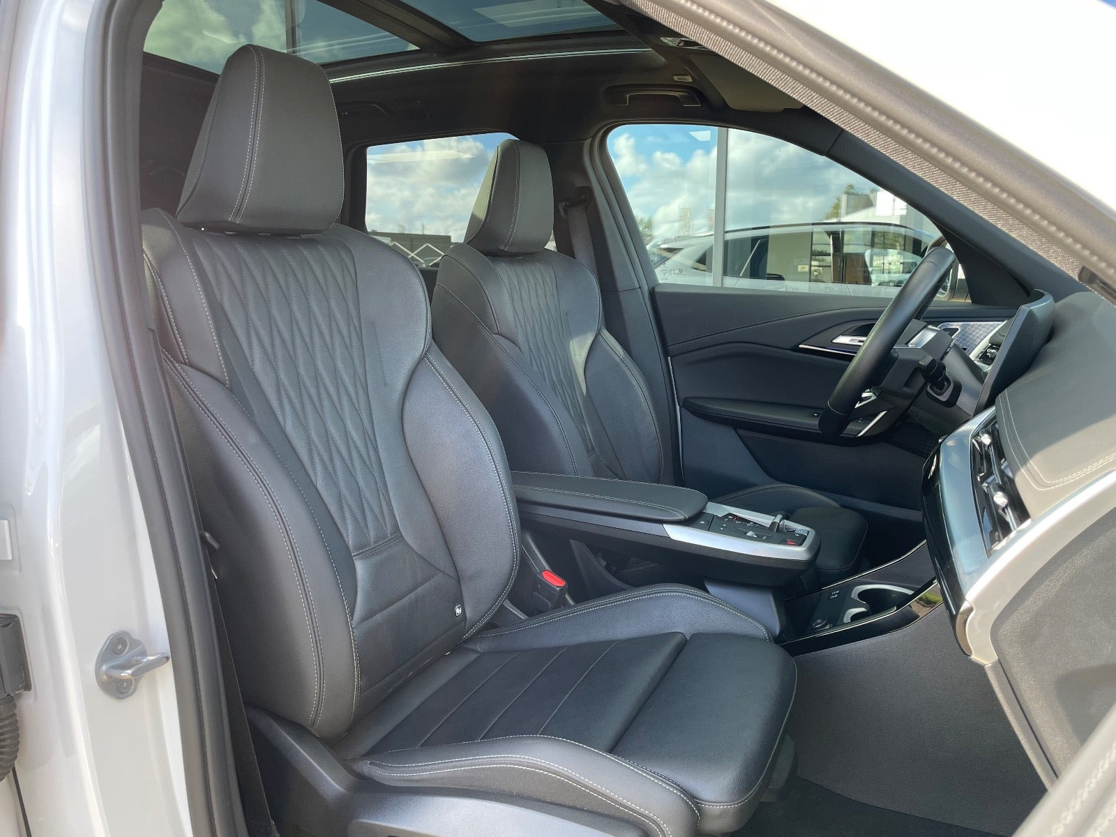 Hvid BMW iX1 fra 2025