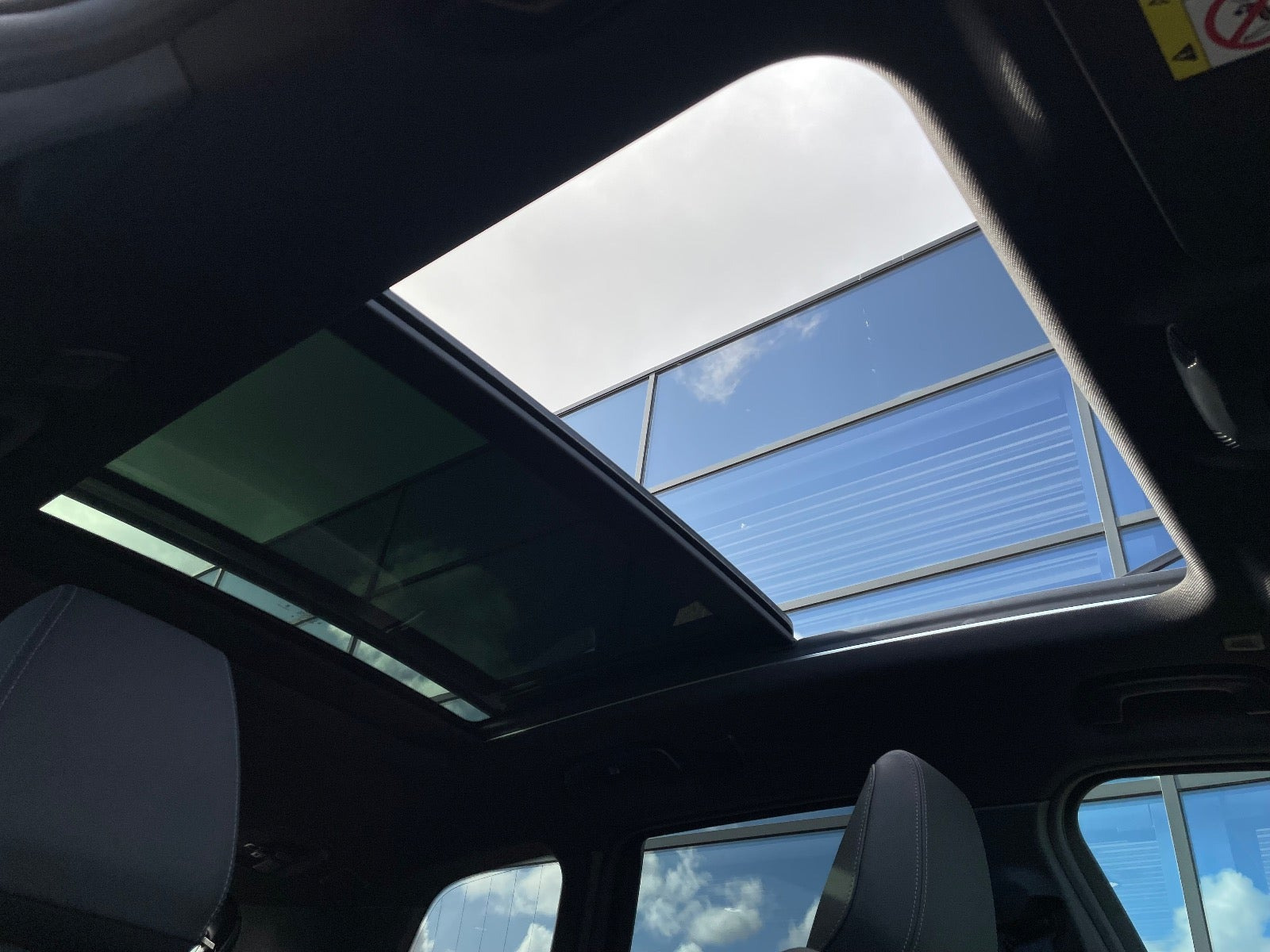 Hvid BMW iX1 fra 2025