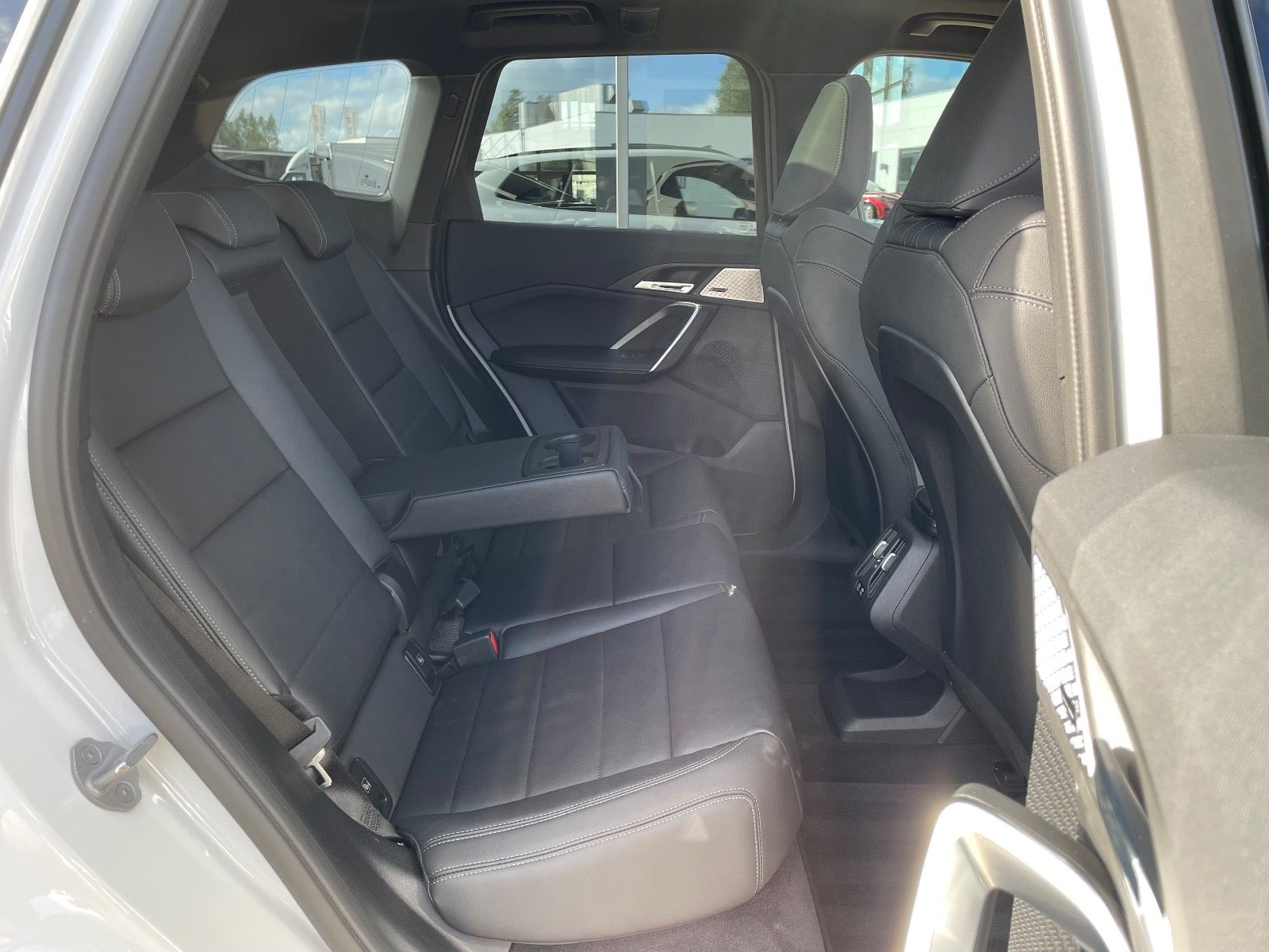 Hvid BMW iX1 fra 2025