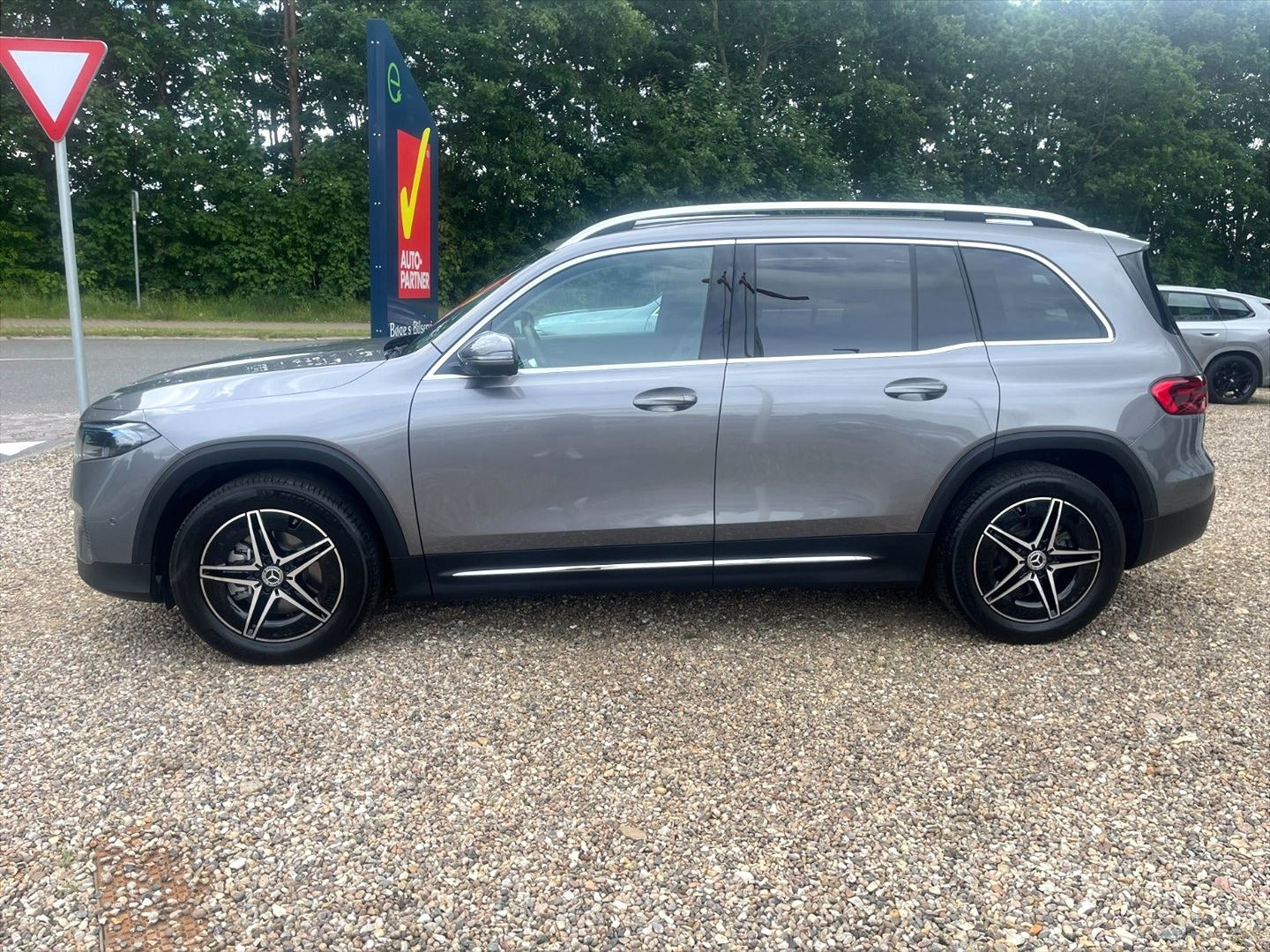 Grå Mercedes EQB250+ fra 2025