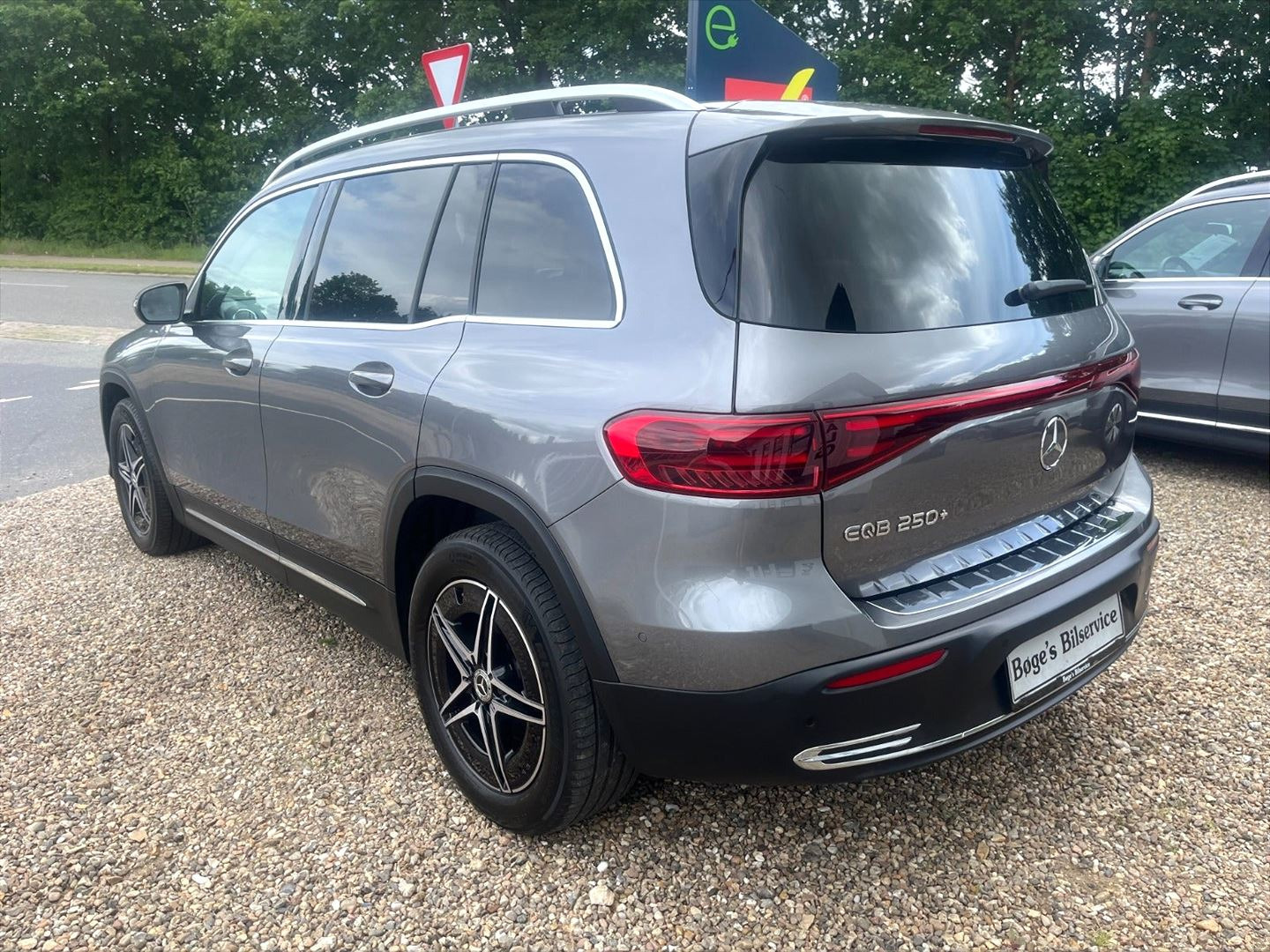 Grå Mercedes EQB250+ fra 2025