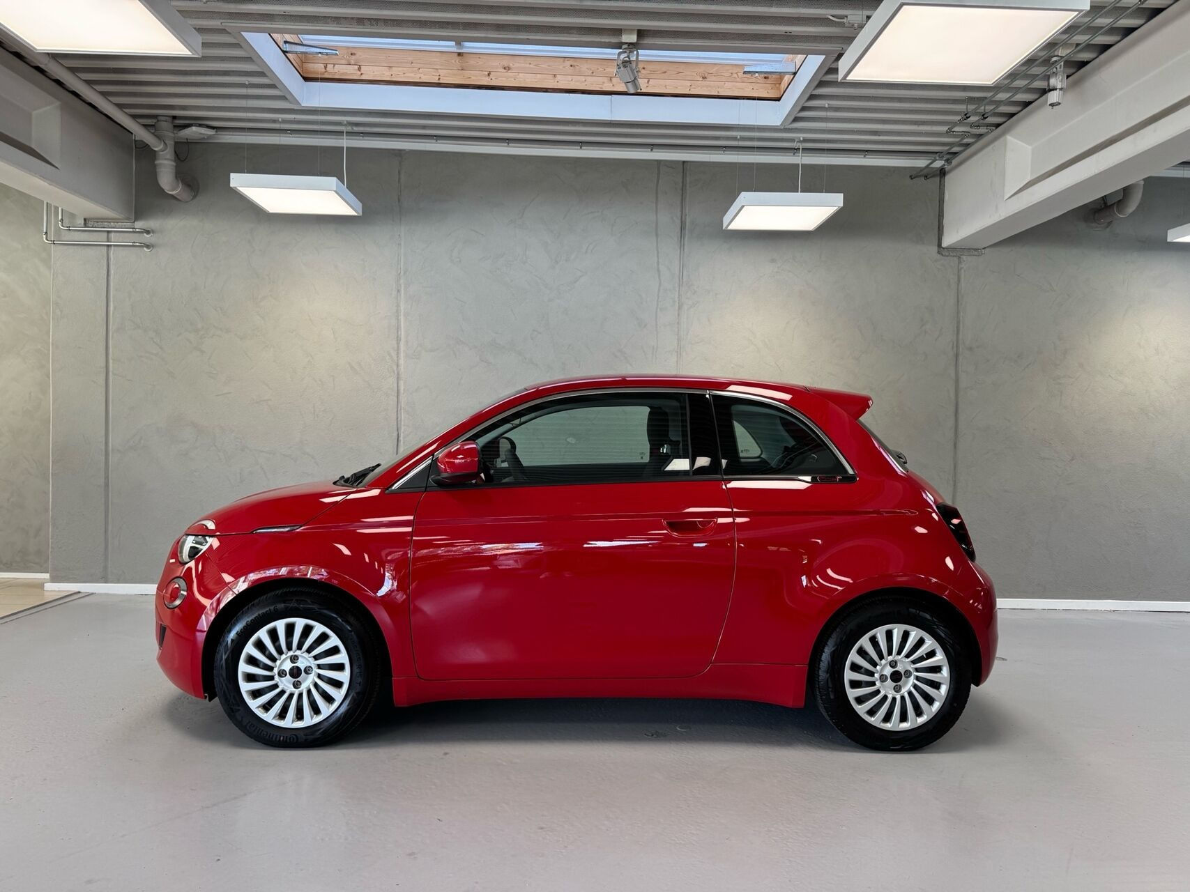 Rød Fiat 500e fra 2024