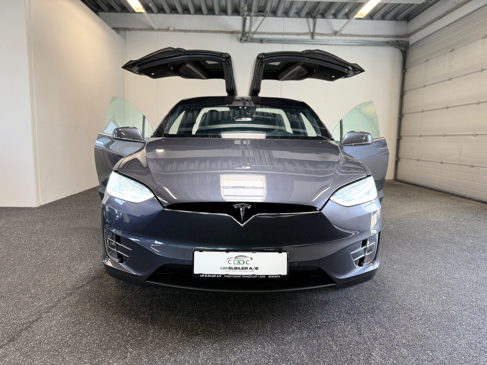 Sølv Tesla Model X fra 2019