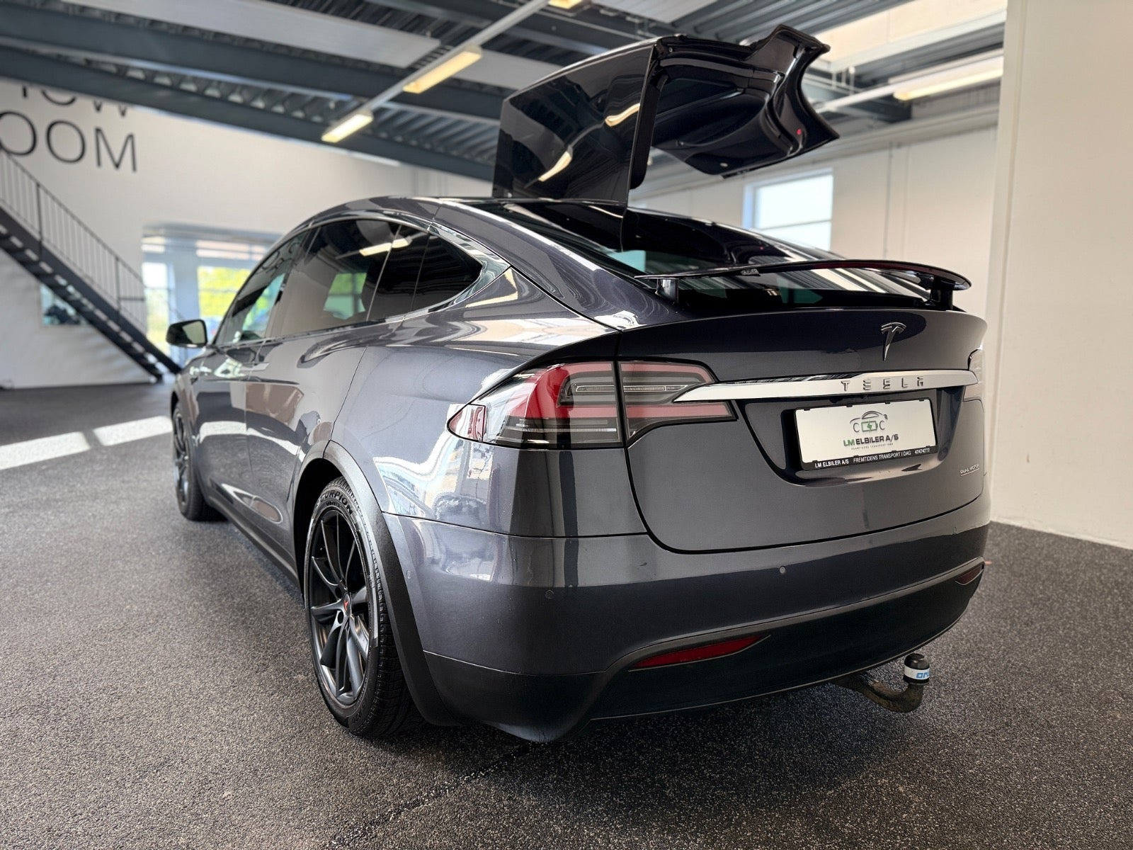Sølv Tesla Model X fra 2019