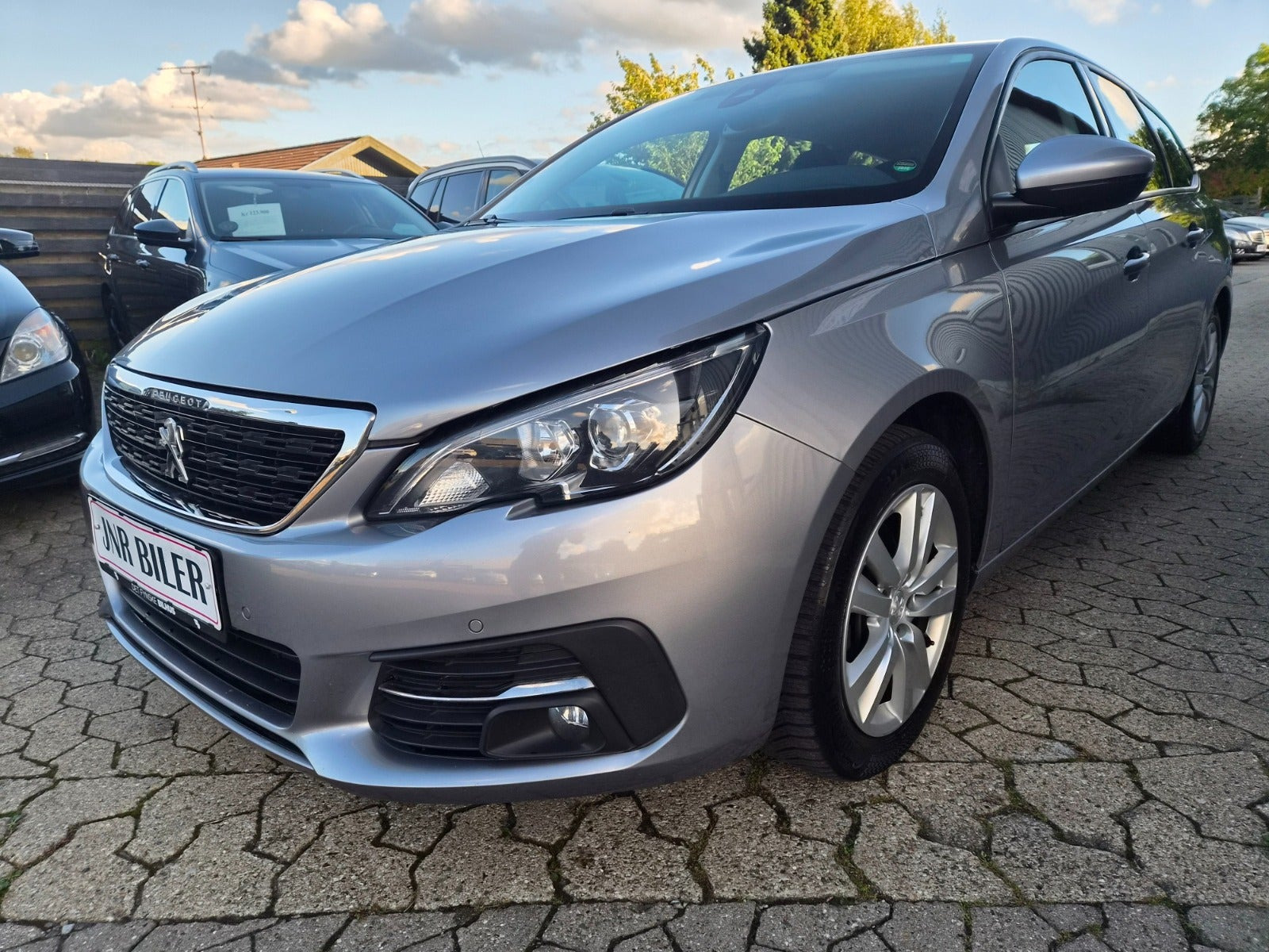 Grå Peugeot 308 fra 2019