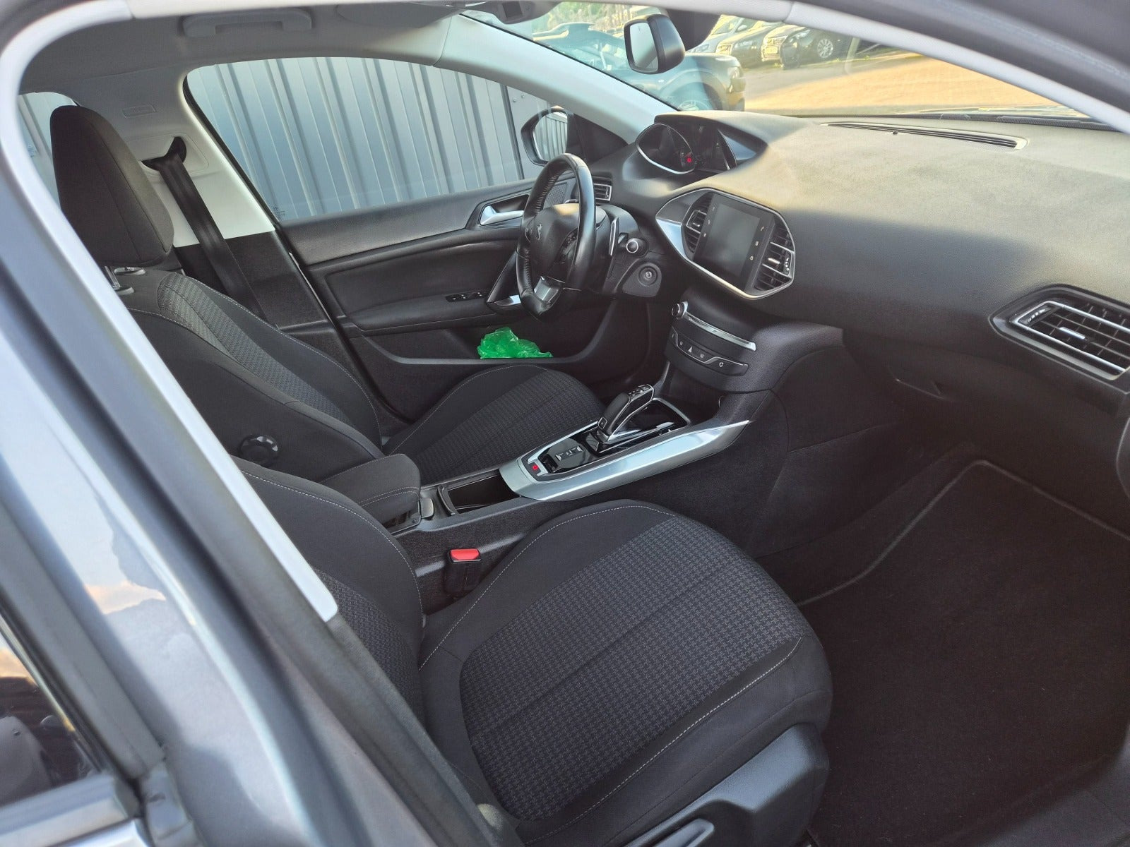 Grå Peugeot 308 fra 2019
