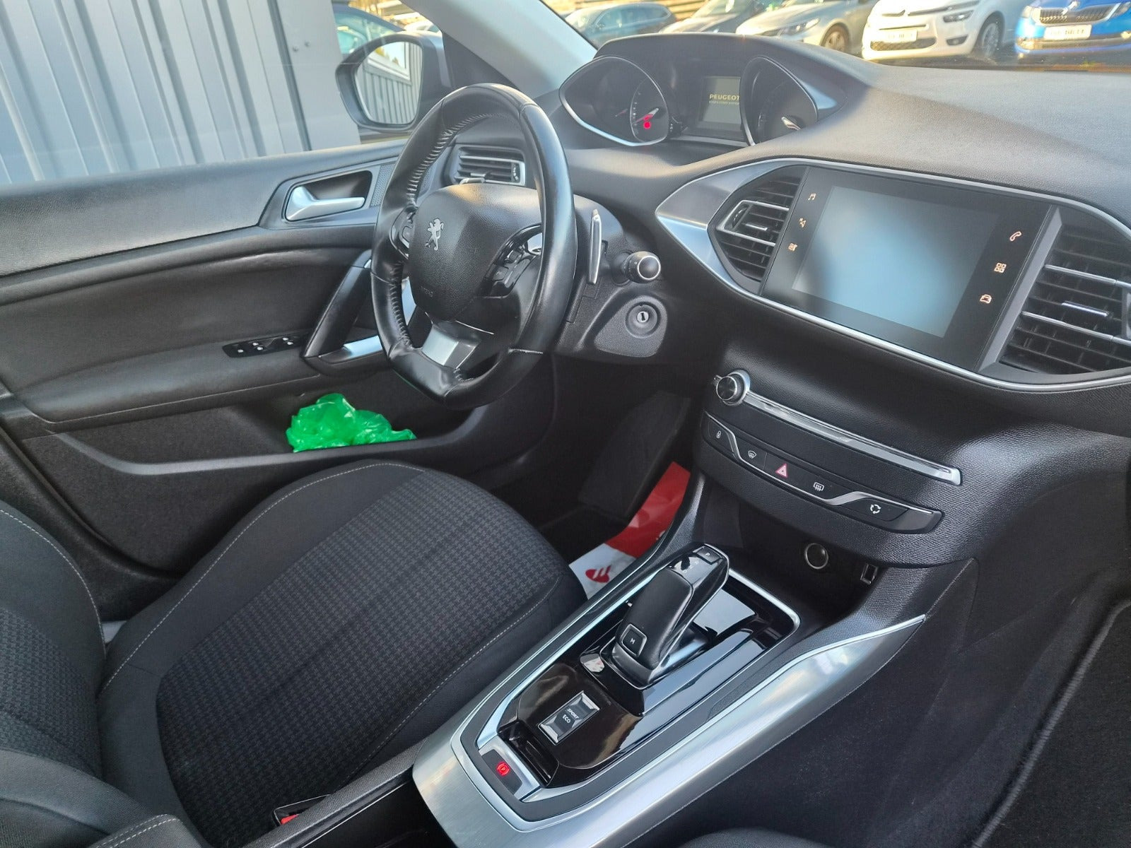 Grå Peugeot 308 fra 2019
