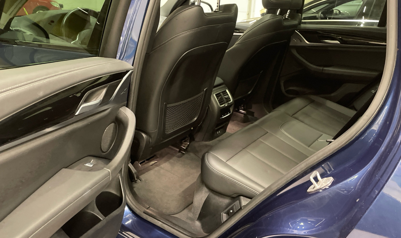 Blå BMW iX3 fra 2023