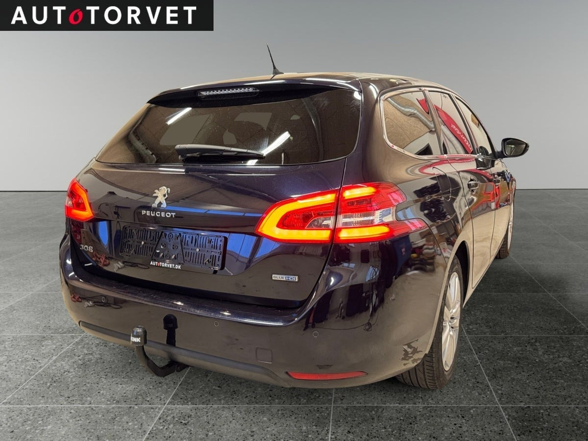 Blå Peugeot 308 fra 2015