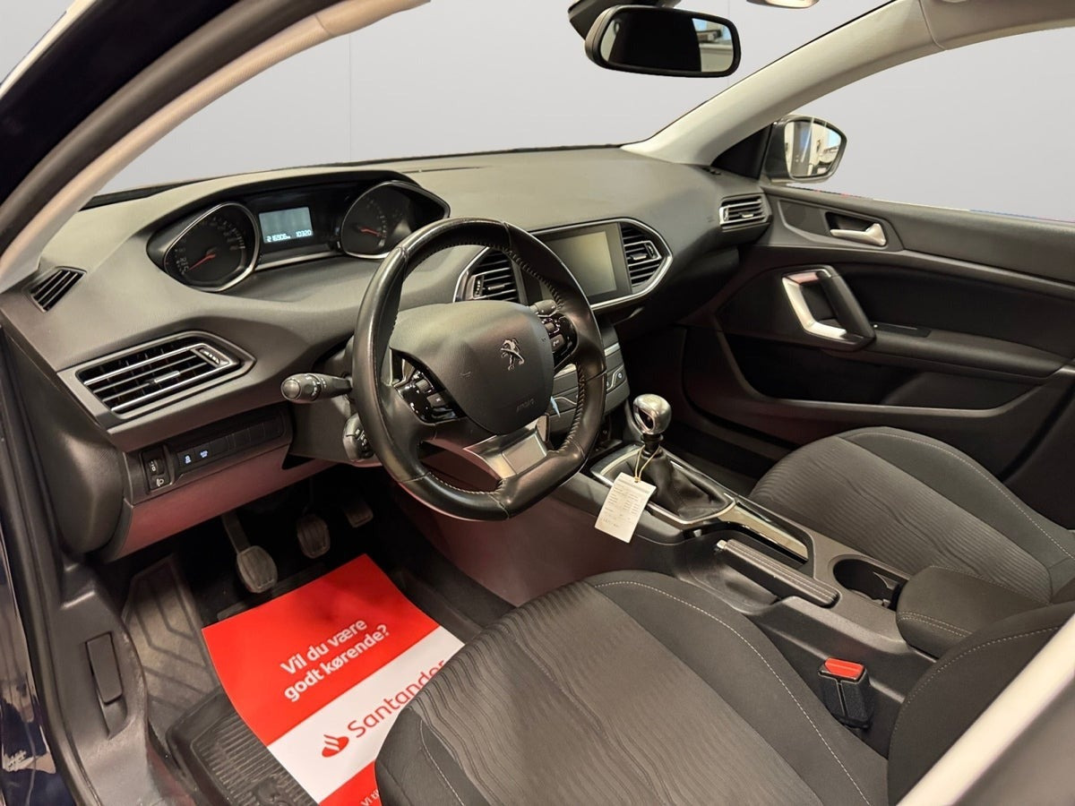 Blå Peugeot 308 fra 2015