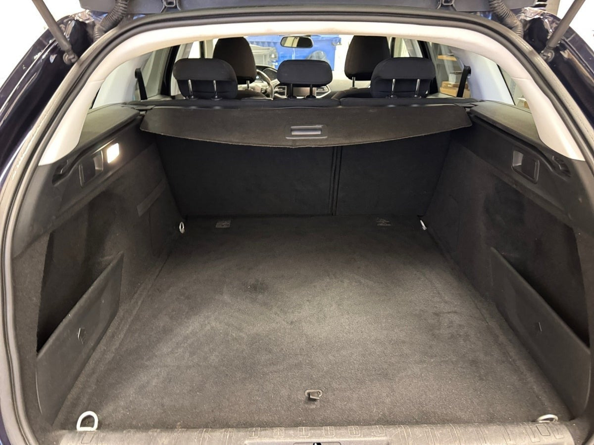 Blå Peugeot 308 fra 2015