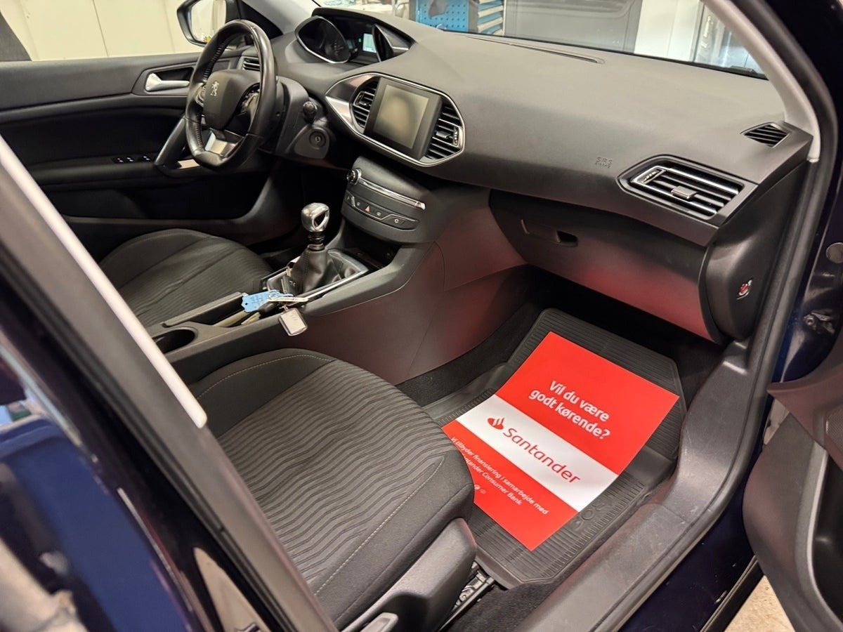 Blå Peugeot 308 fra 2015