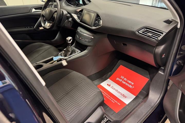 Blå Peugeot 308 fra 2015