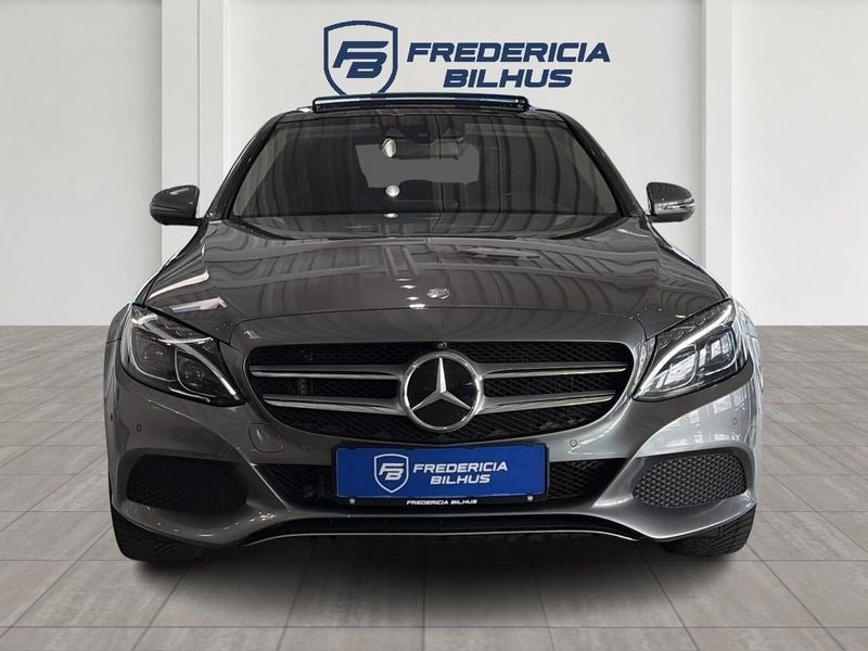 Grå Mercedes C350 e fra 2017