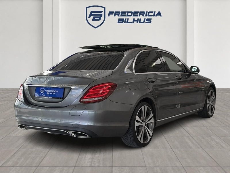 Grå Mercedes C350 e fra 2017