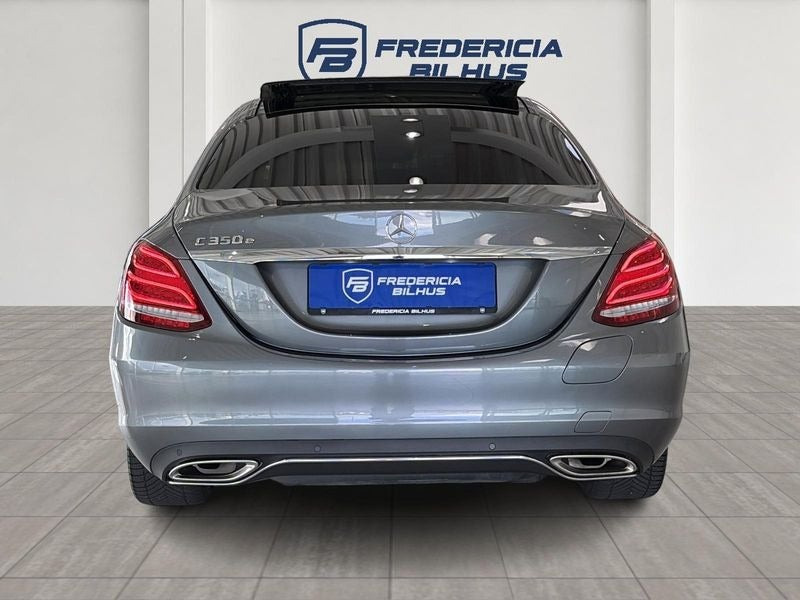 Grå Mercedes C350 e fra 2017