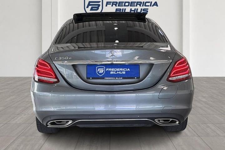 Grå Mercedes C350 e fra 2017
