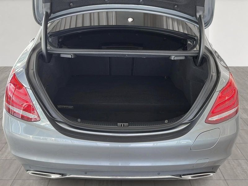 Grå Mercedes C350 e fra 2017