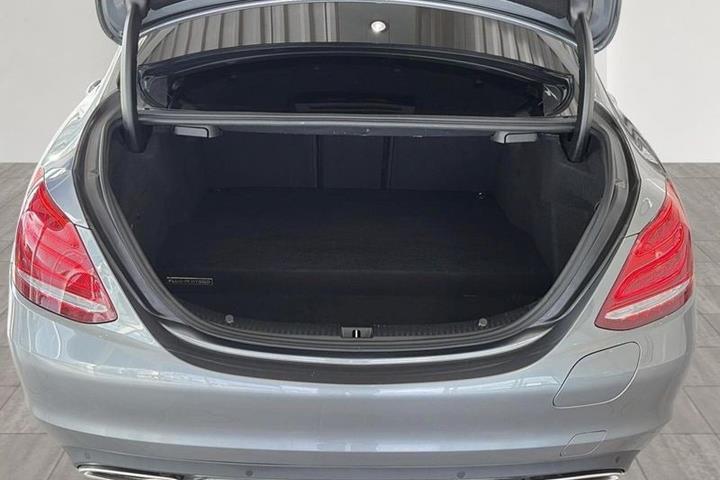 Grå Mercedes C350 e fra 2017