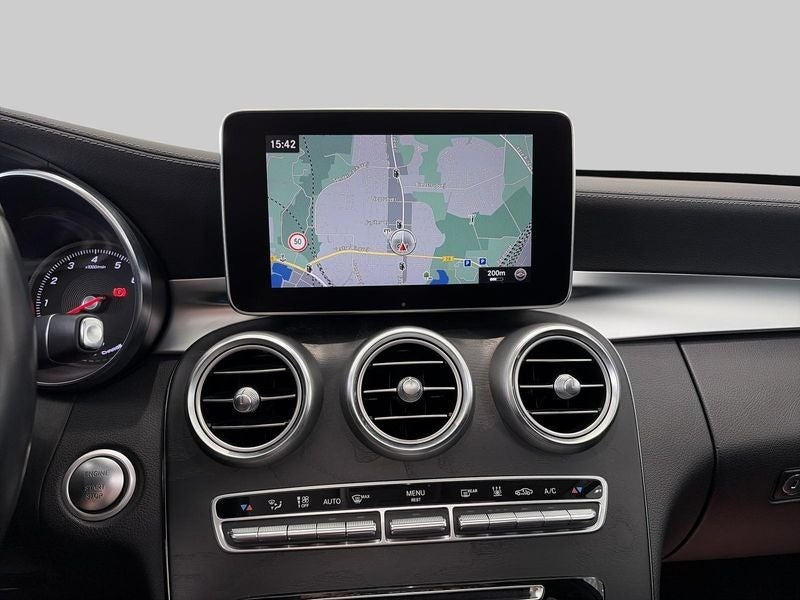 Grå Mercedes C350 e fra 2017