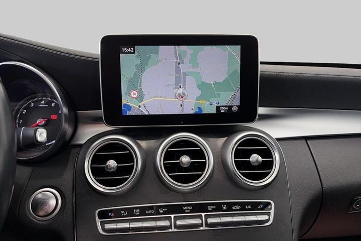 Grå Mercedes C350 e fra 2017