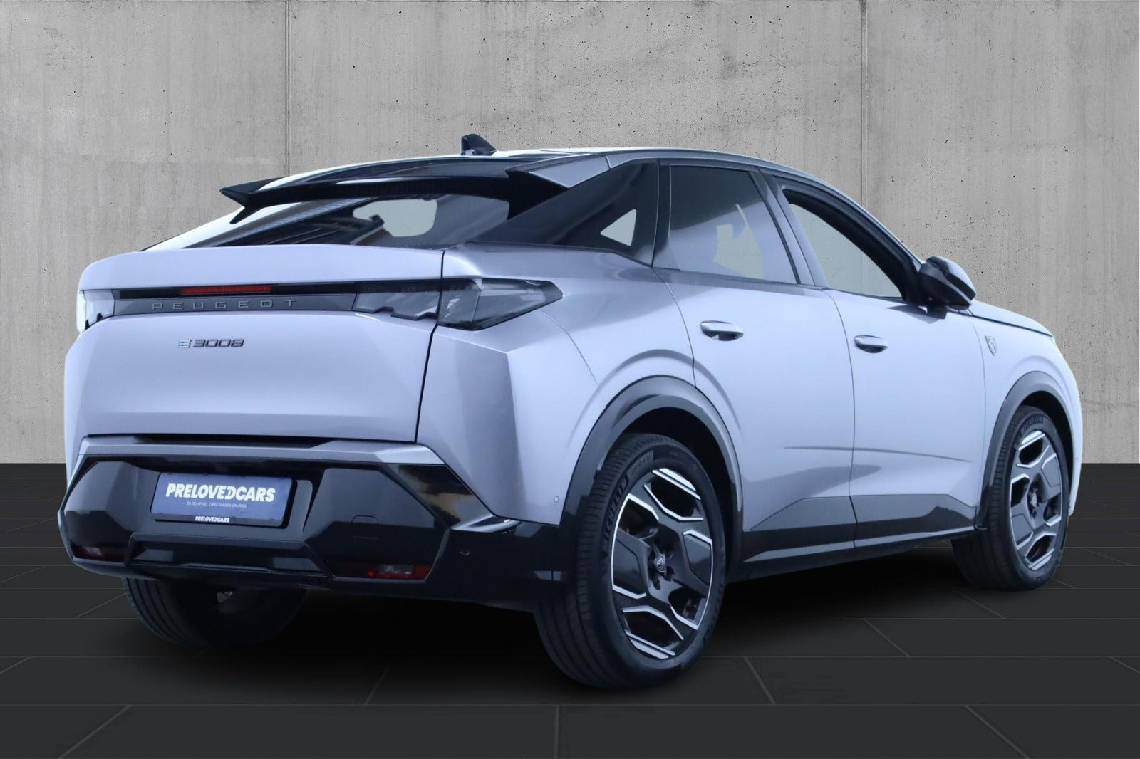 Grå Peugeot e-3008 fra 2025