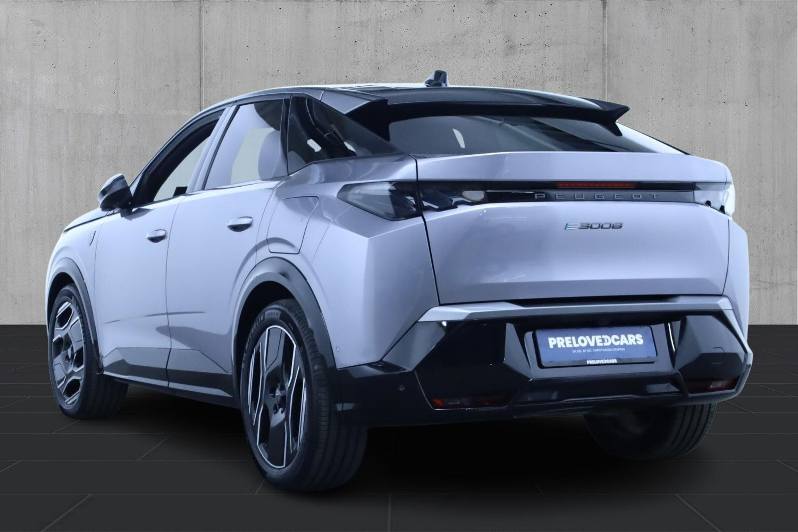 Grå Peugeot e-3008 fra 2025