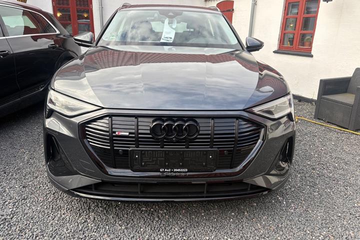 Grå Audi e-tron fra 2021